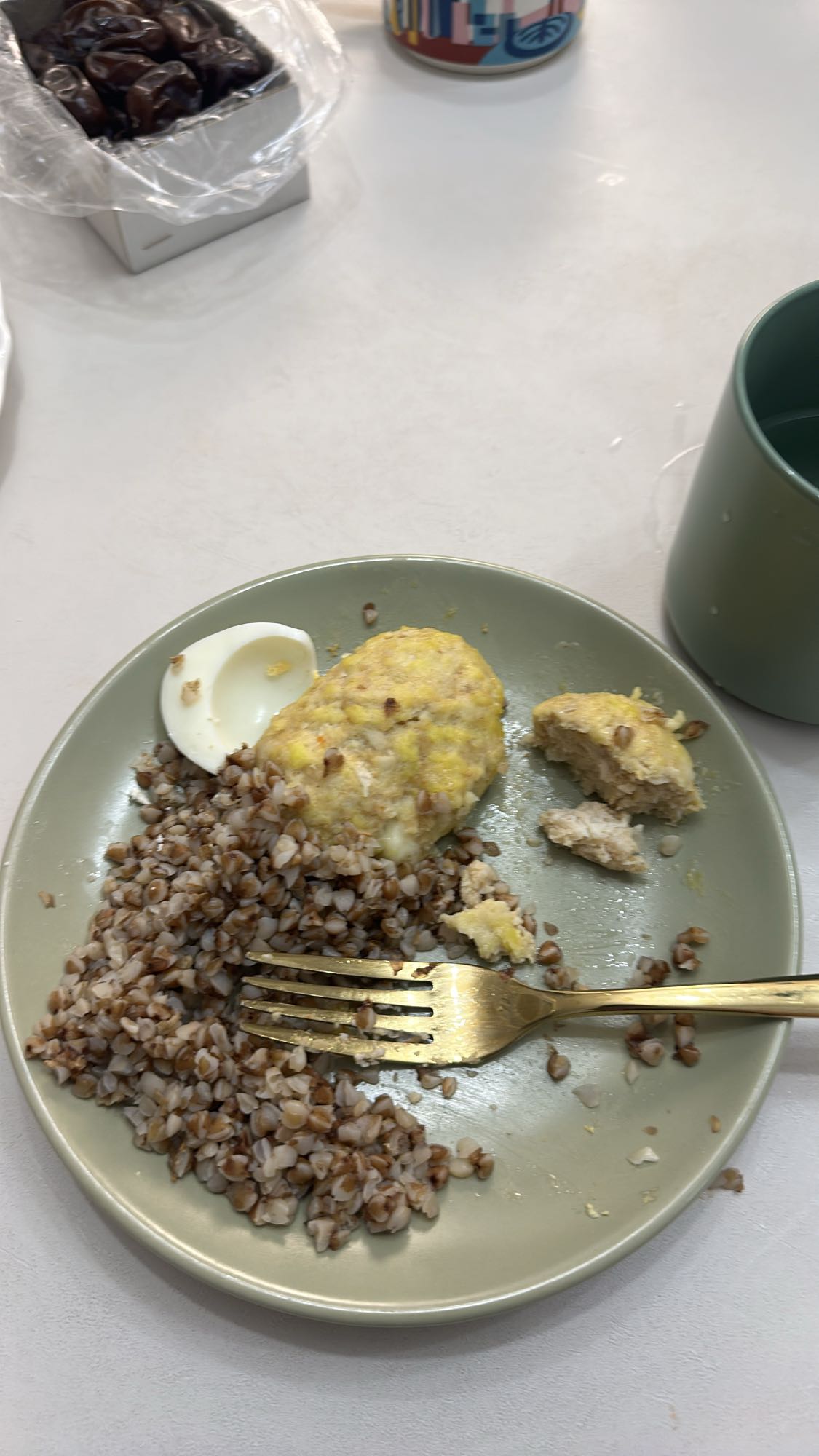 гречка с котлетой и яйцом