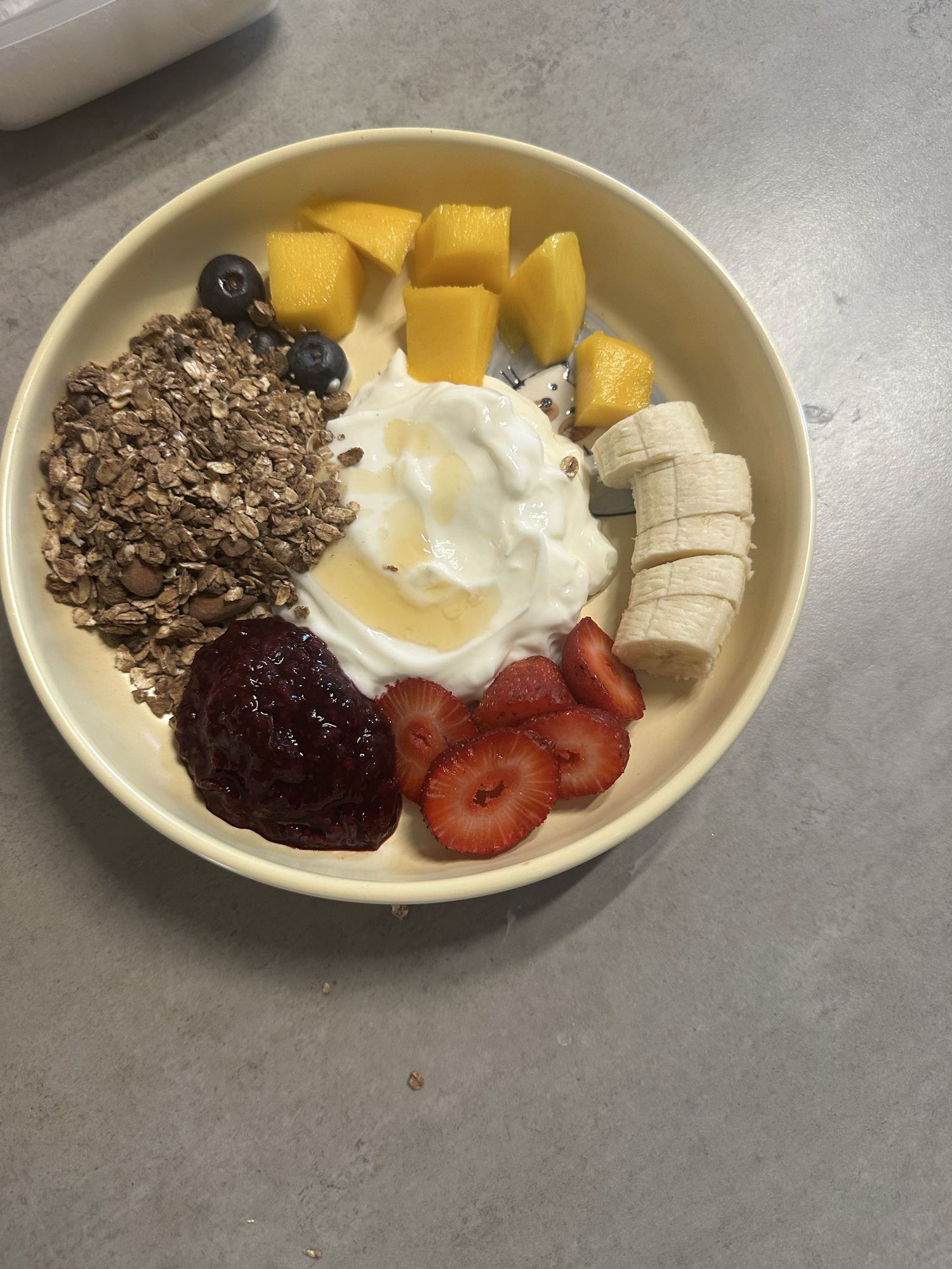 Tazón de yogur y frutas