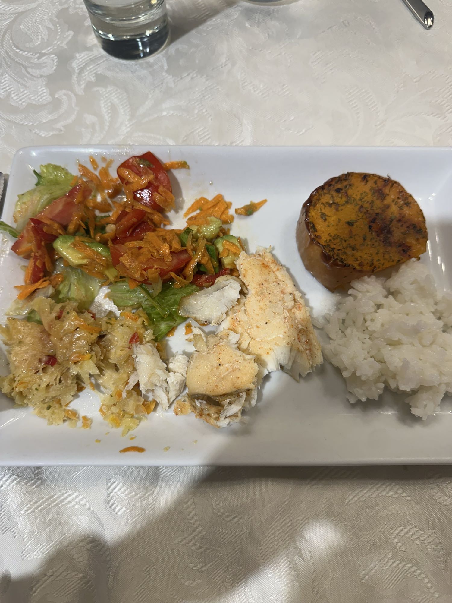 Pescado con arroz y ensalada
