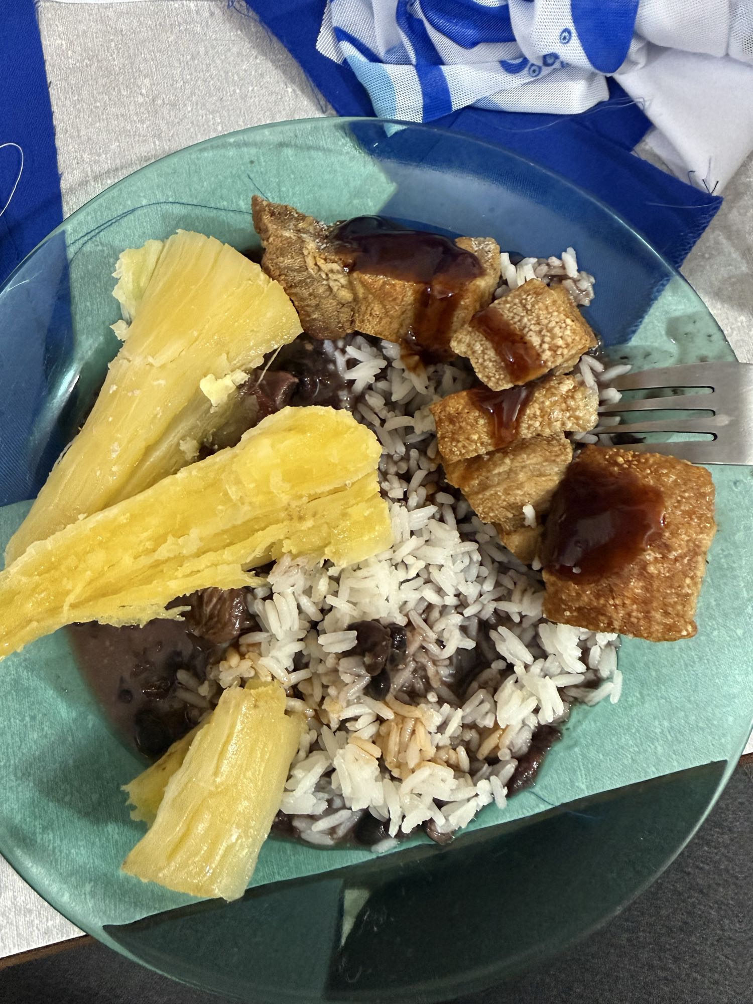 Arroz, feijão, mandioca e torresmo