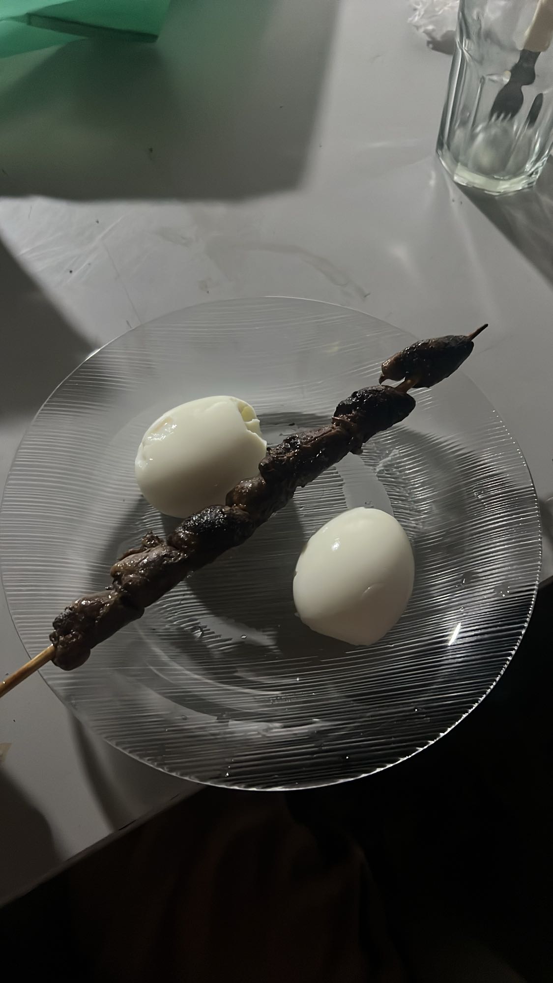 Espetinho e ovos cozidos