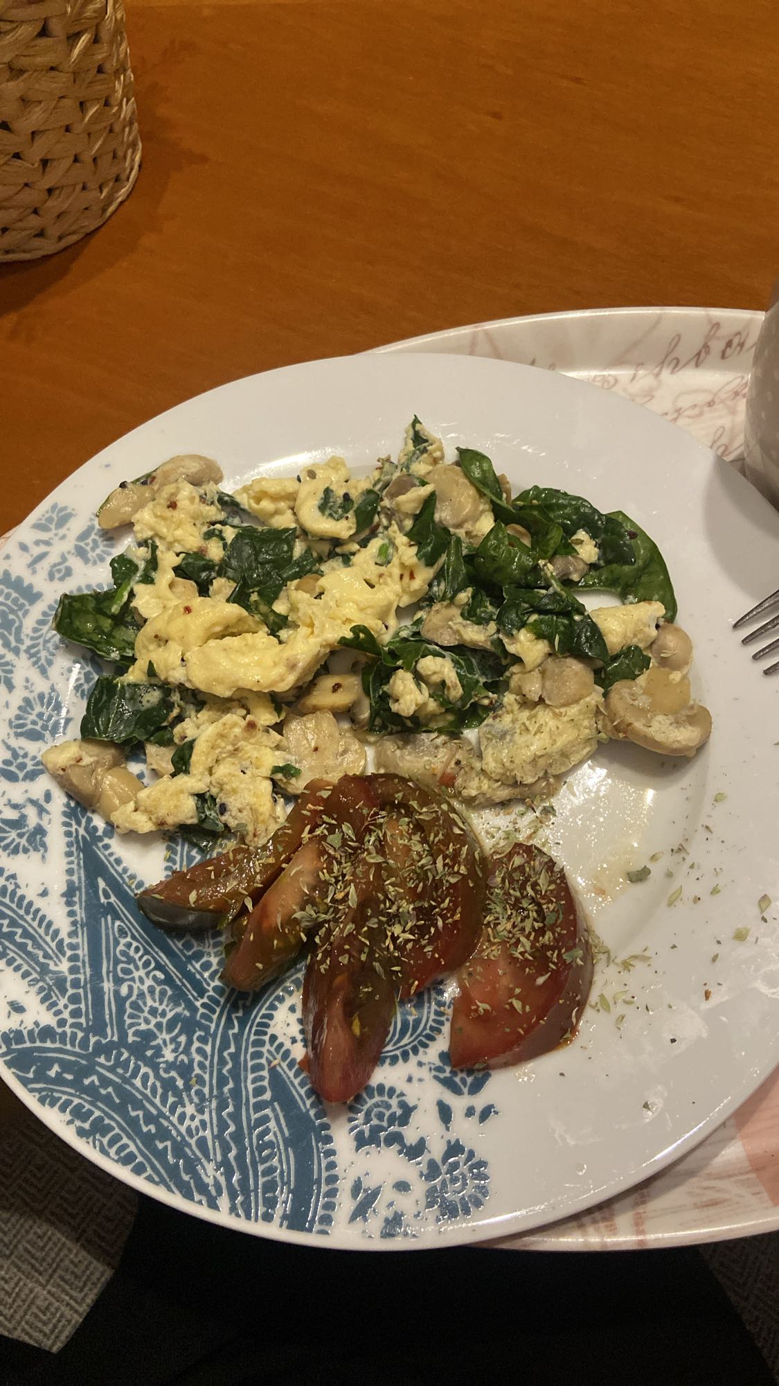 Revuelto con espinaca y tomate