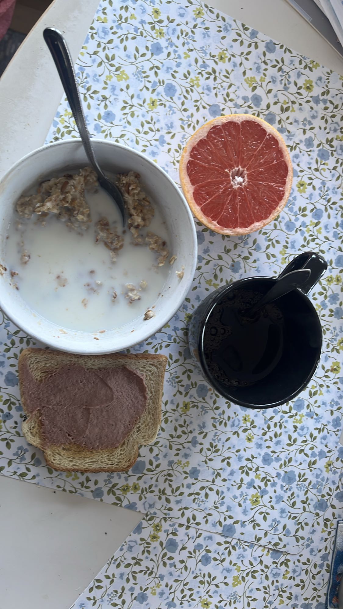 Frukost med gröt, bröd, grapefrukt