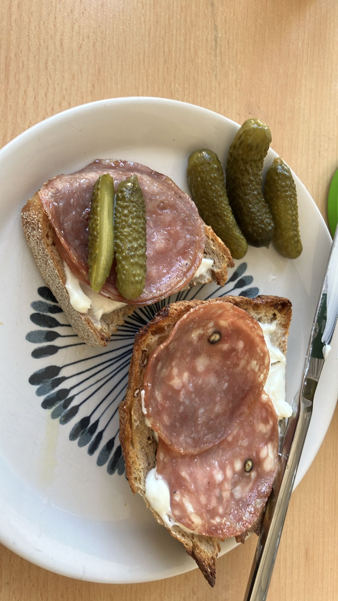 Torrada com salame e picles