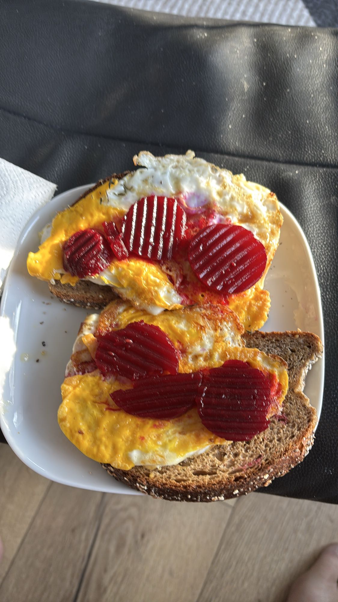 Egg og rødbete på brød
