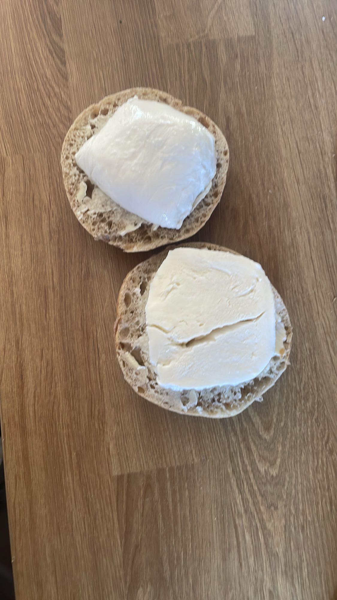 Bułka z serkiem śmietankowym