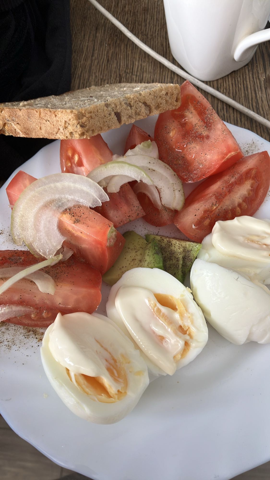 Jajka z warzywami i chlebem