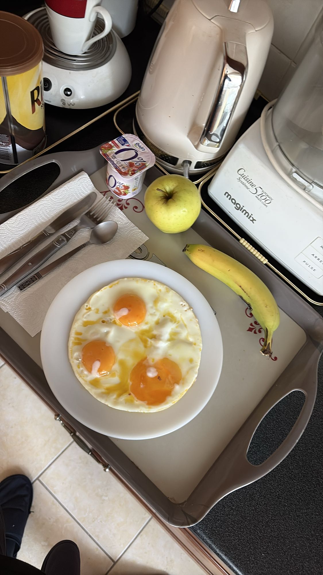 Petit-déjeuner œufs fruits