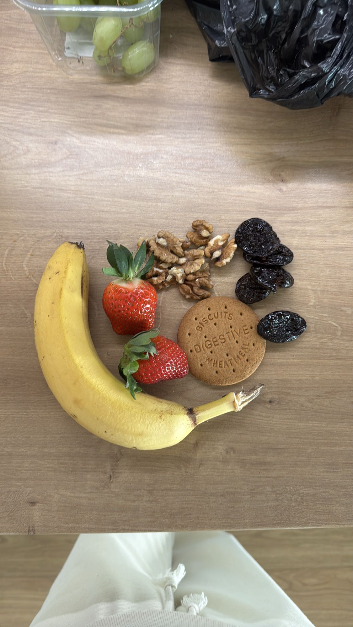 Fructe, nuci și biscuiți