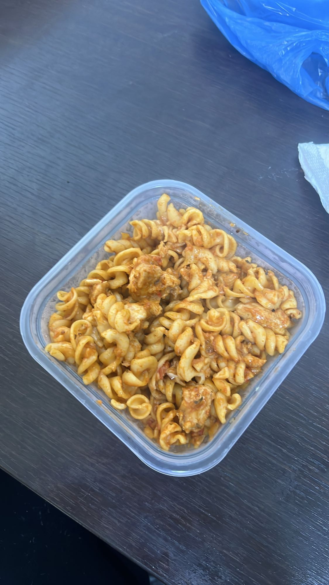 Paste cu pui și sos roșu