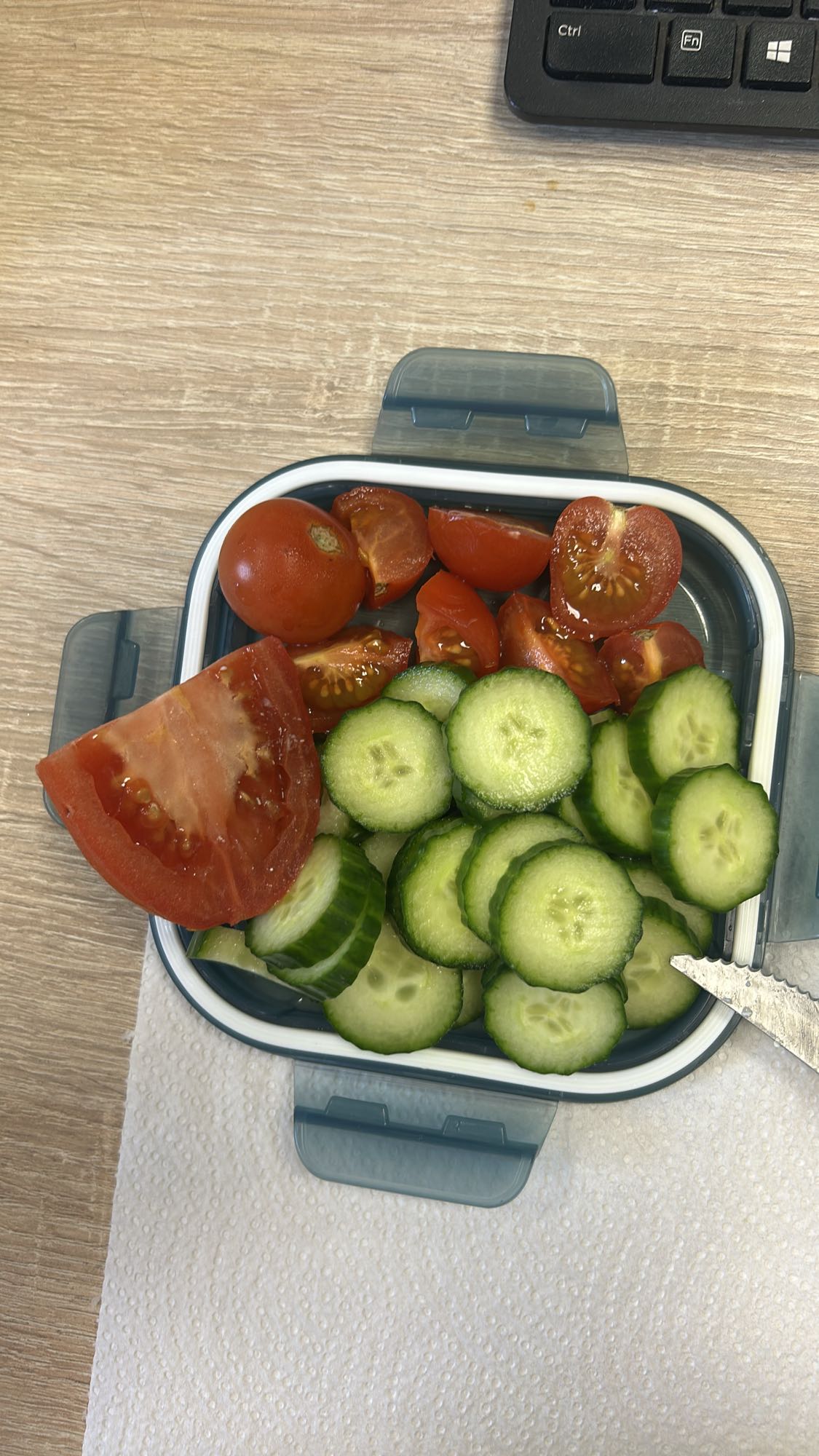 Salată roșii și castraveți