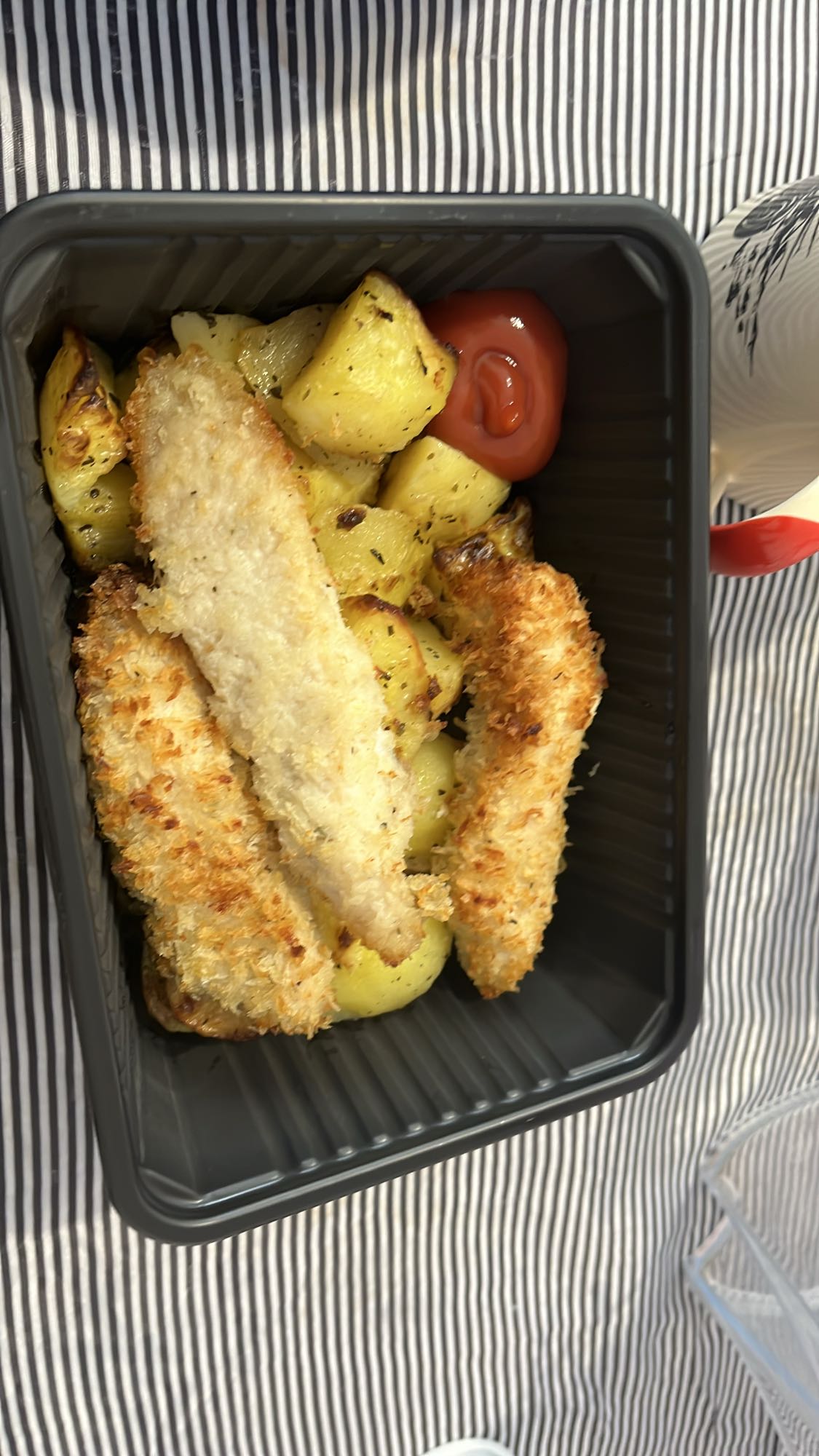 Панирани пилешки хапки с картофи