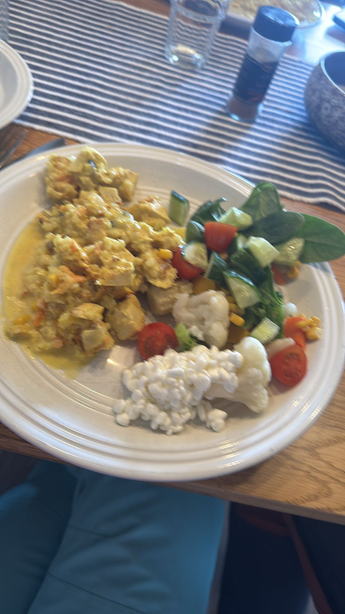 Kycklinggryta med sallad