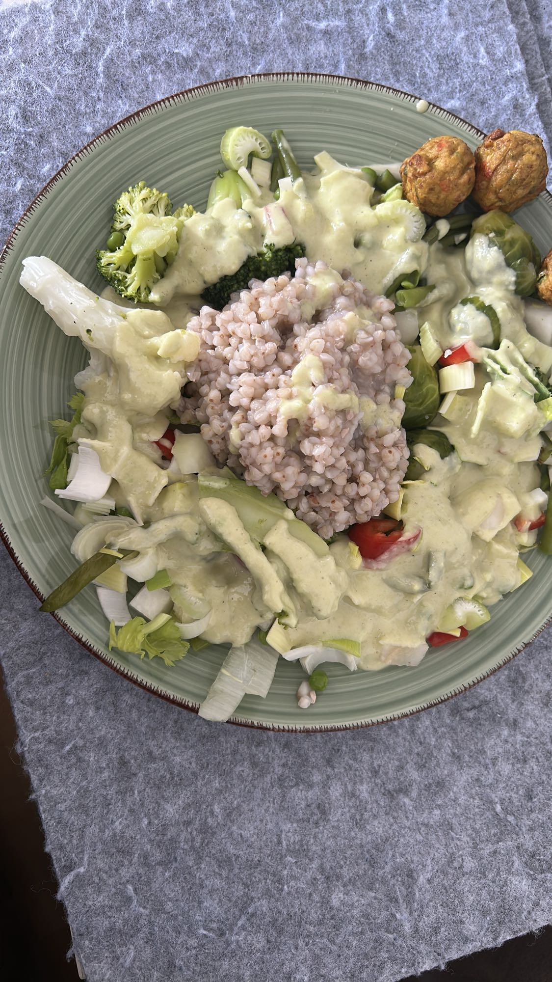 ensalada con albóndigas vegetales