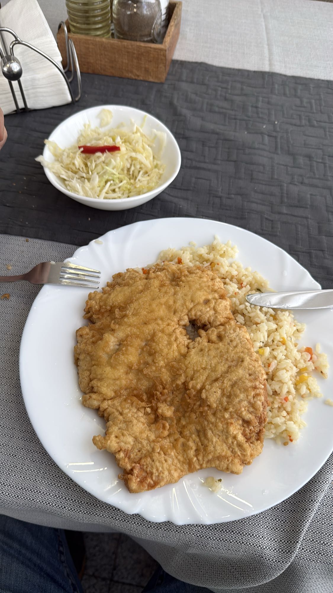 Fried chicken with rice and salad