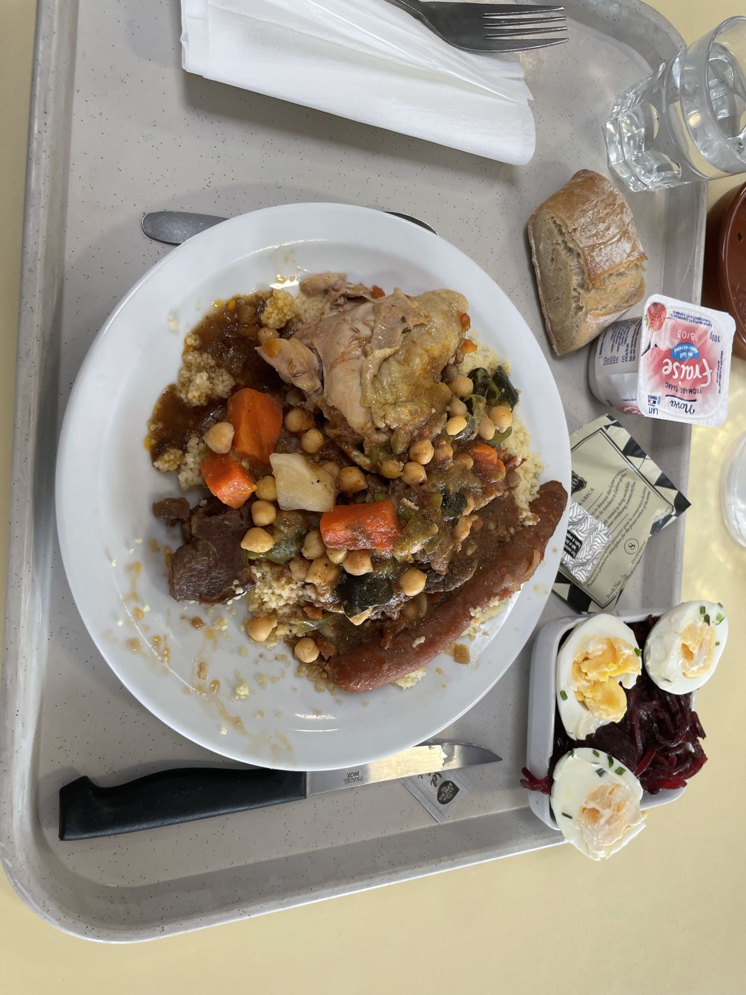 Couscous viande œufs crudités