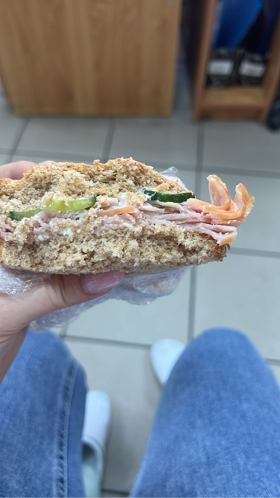 Sandviș cu șuncă și castraveți