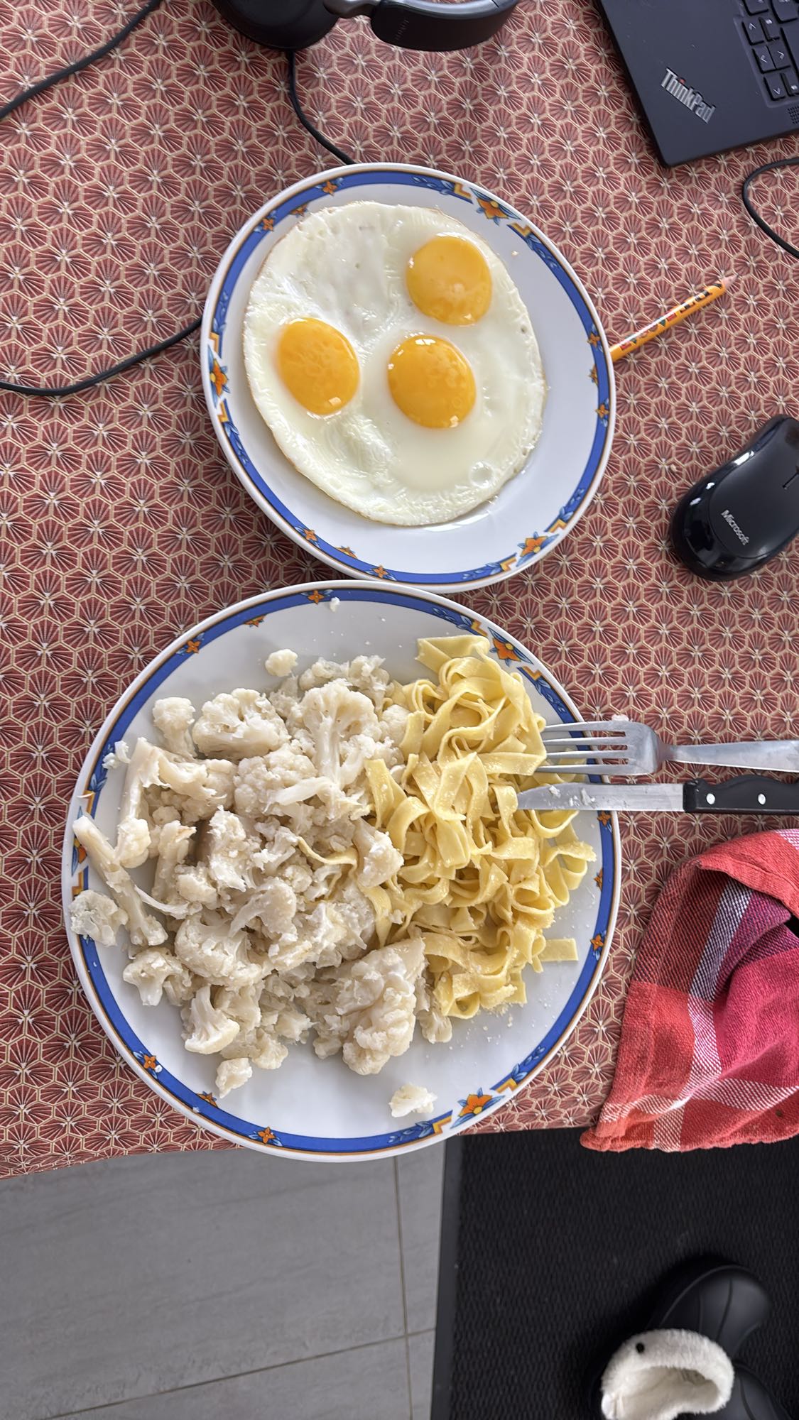 Oeufs, pâtes et chou-fleur