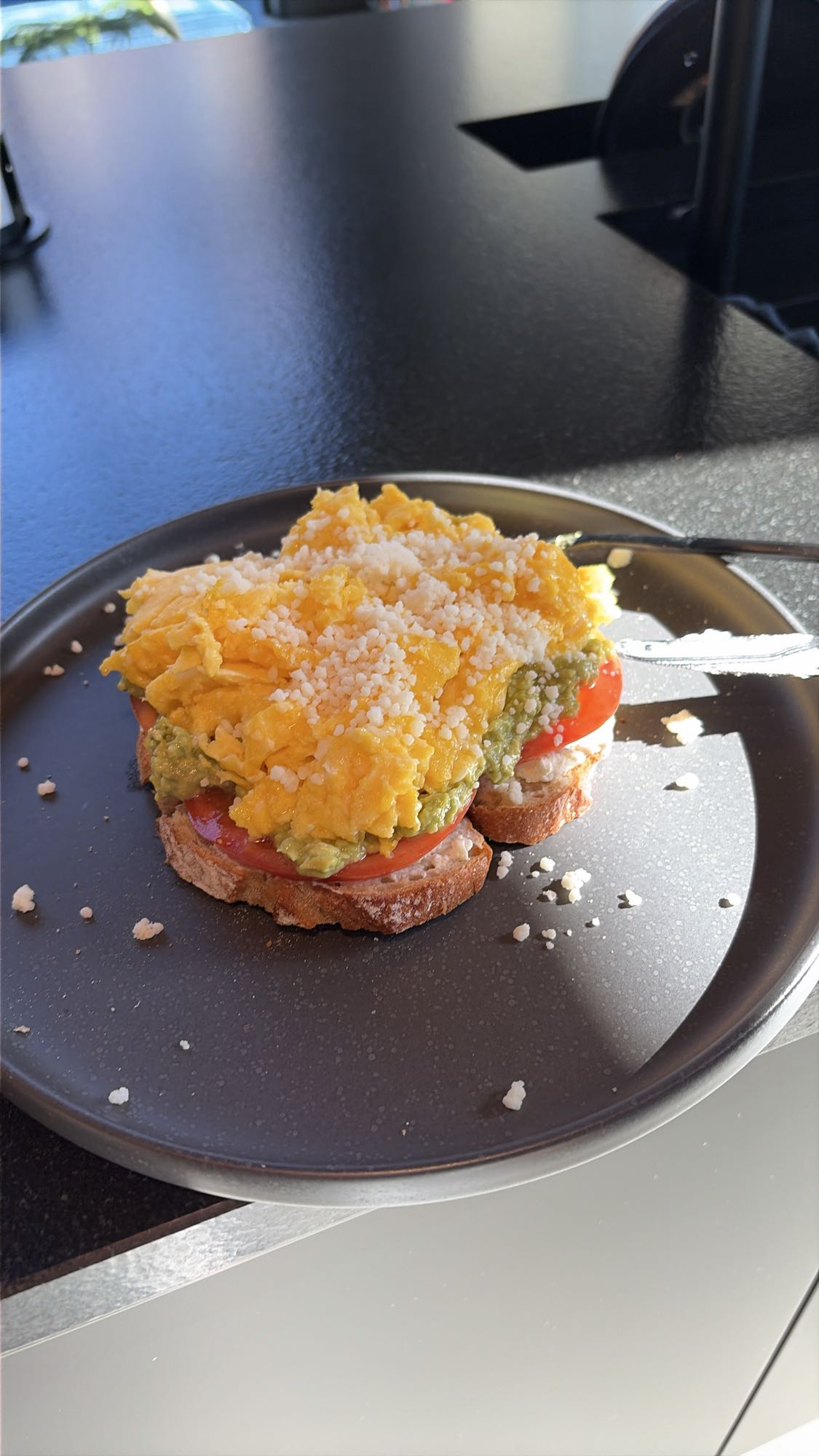 Tost z jajkiem i awokado