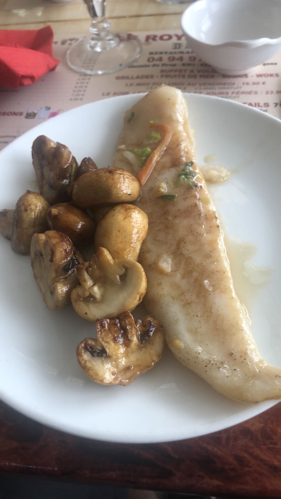 Poisson et champignons sautés