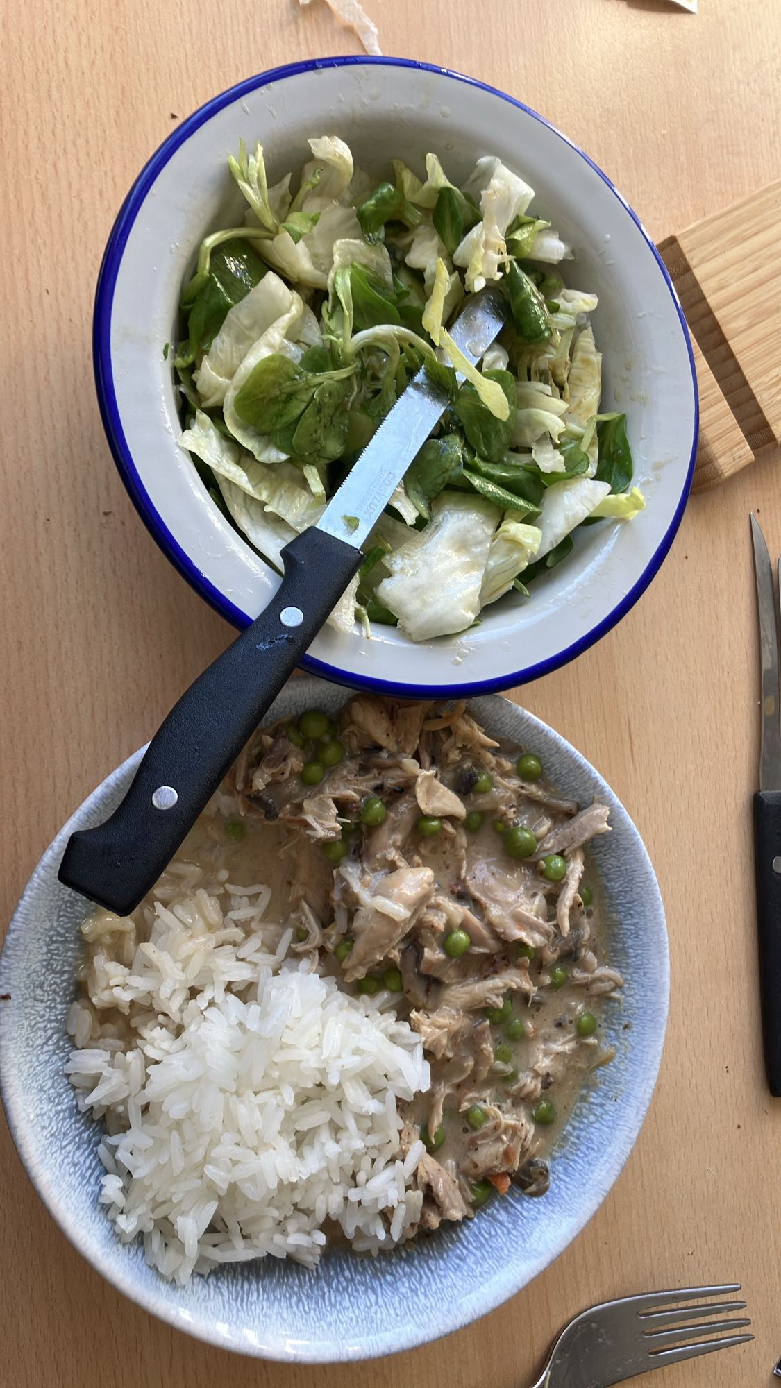 Arroz, frango e salada