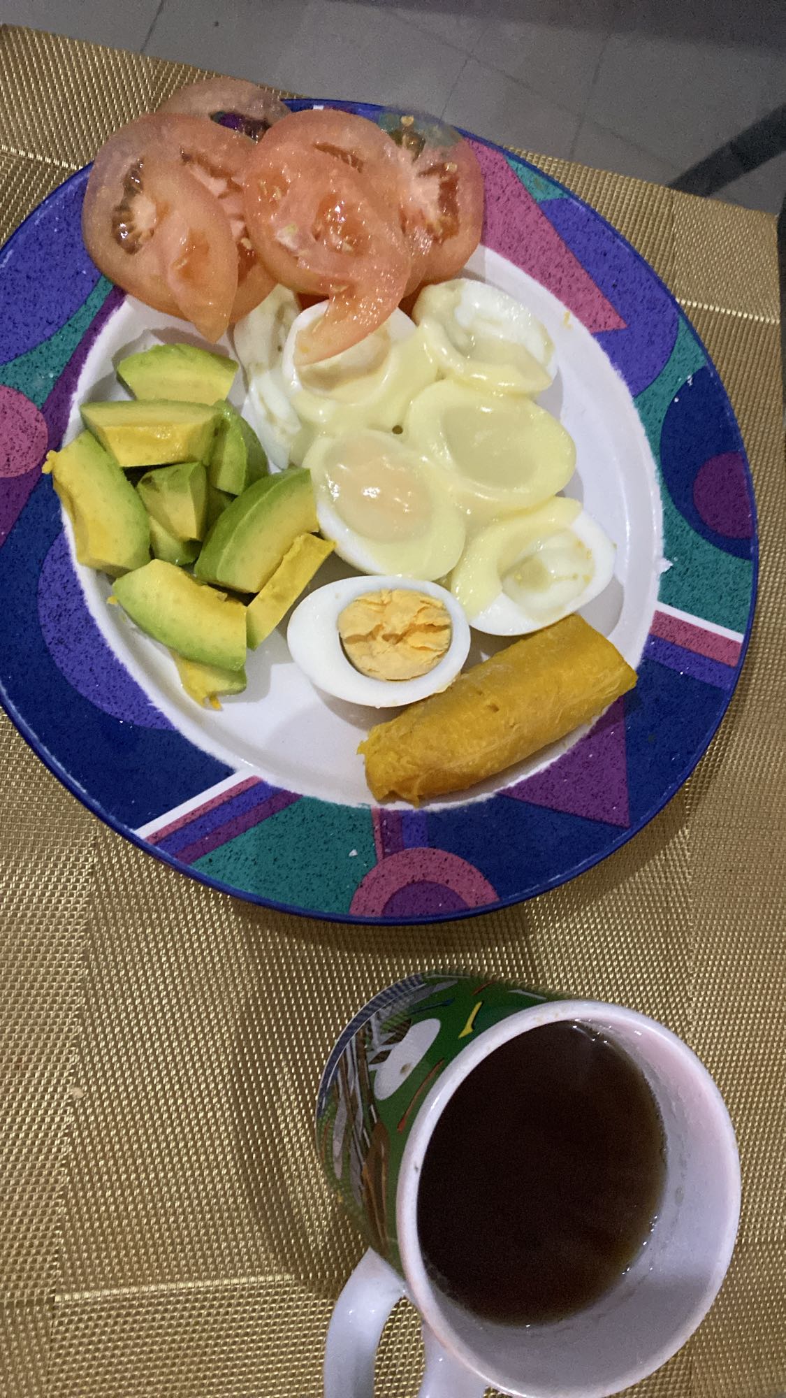 Desayuno con huevo y aguacate