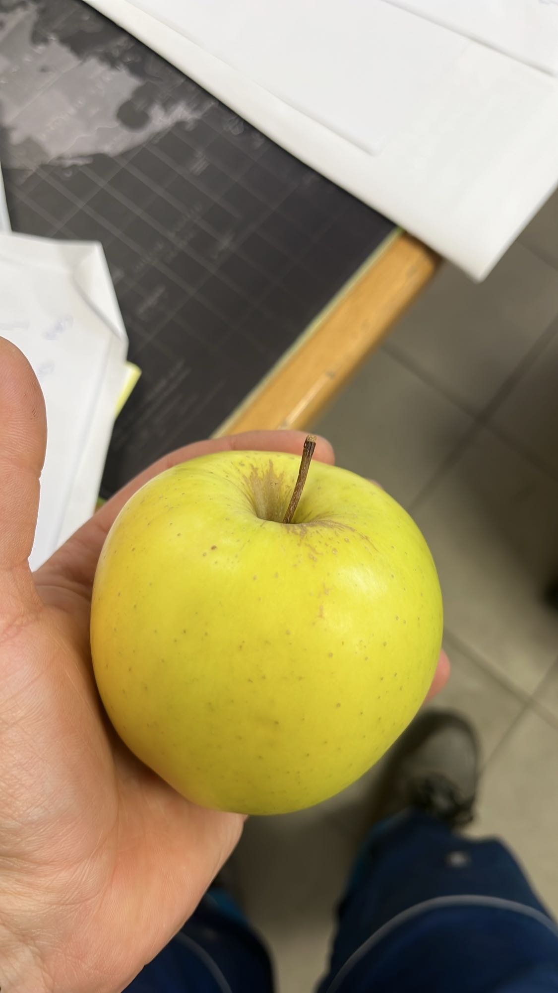 Жълта ябълка