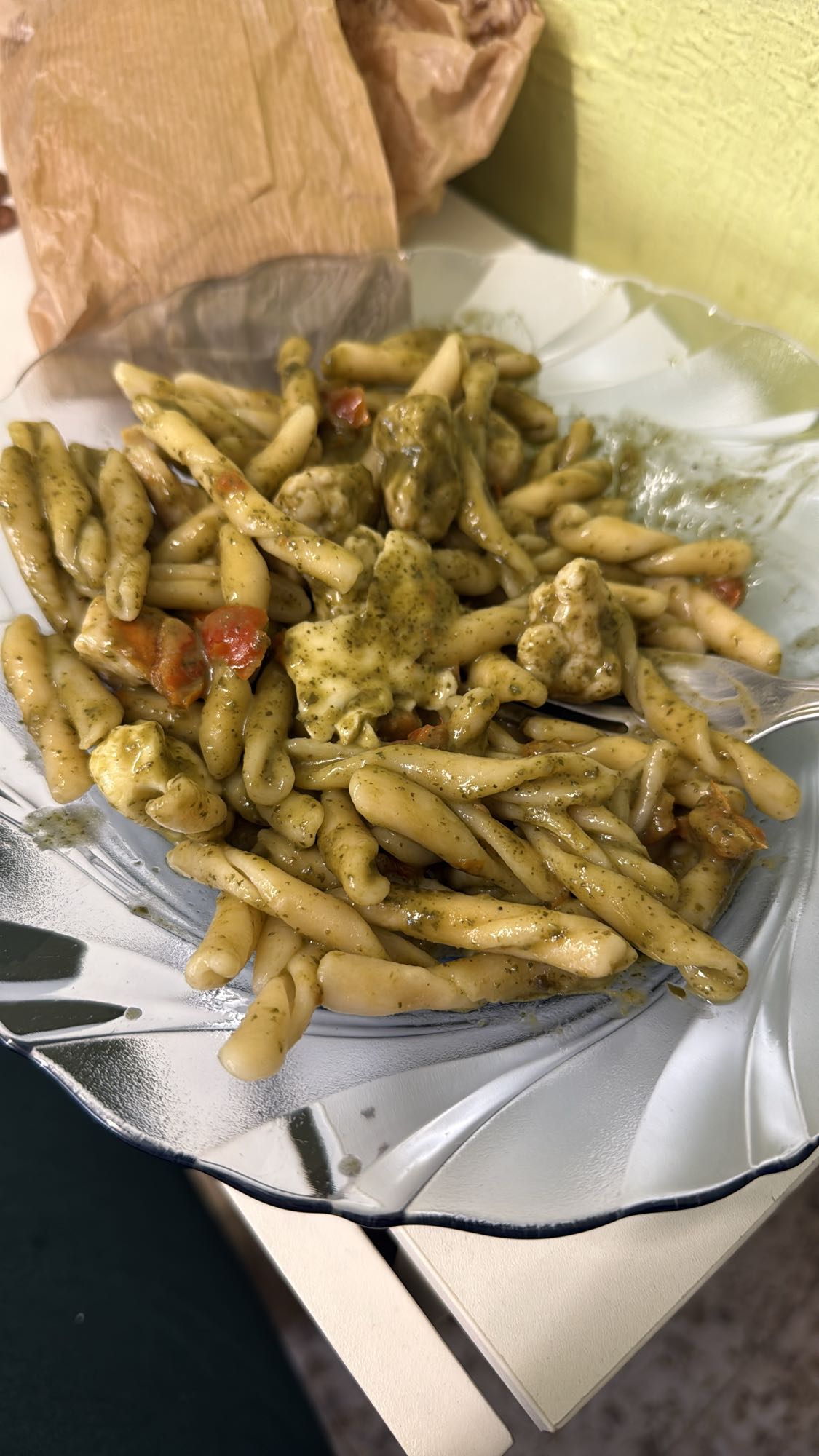 pasta con pesto y pollo