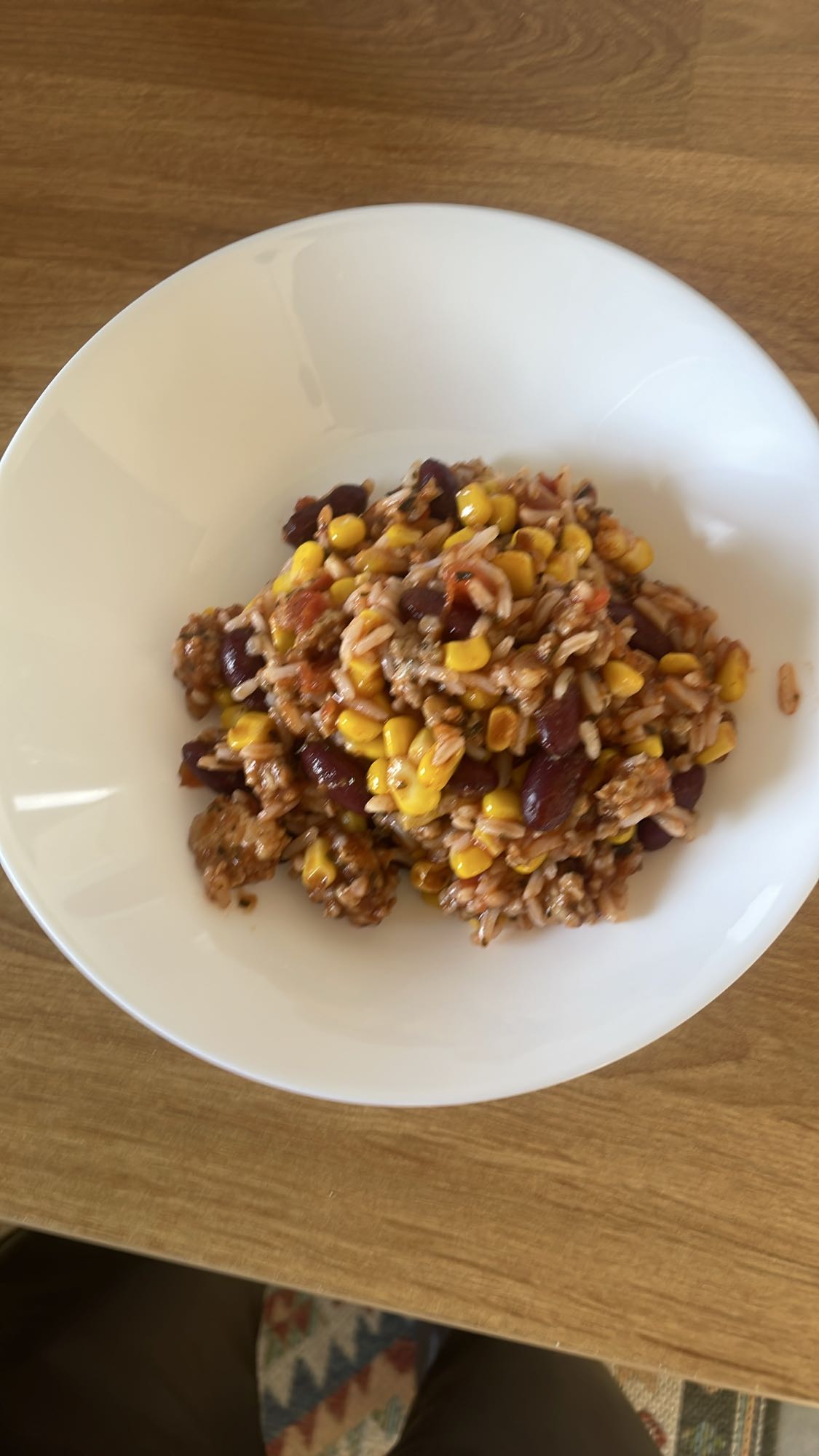 ryż z mięsem, fasolą i kukurydzą