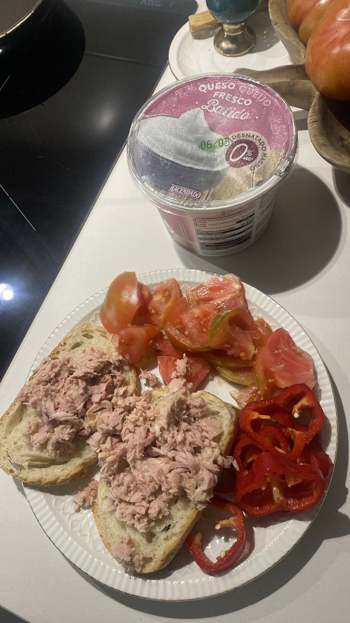 Sandviș cu ton și legume