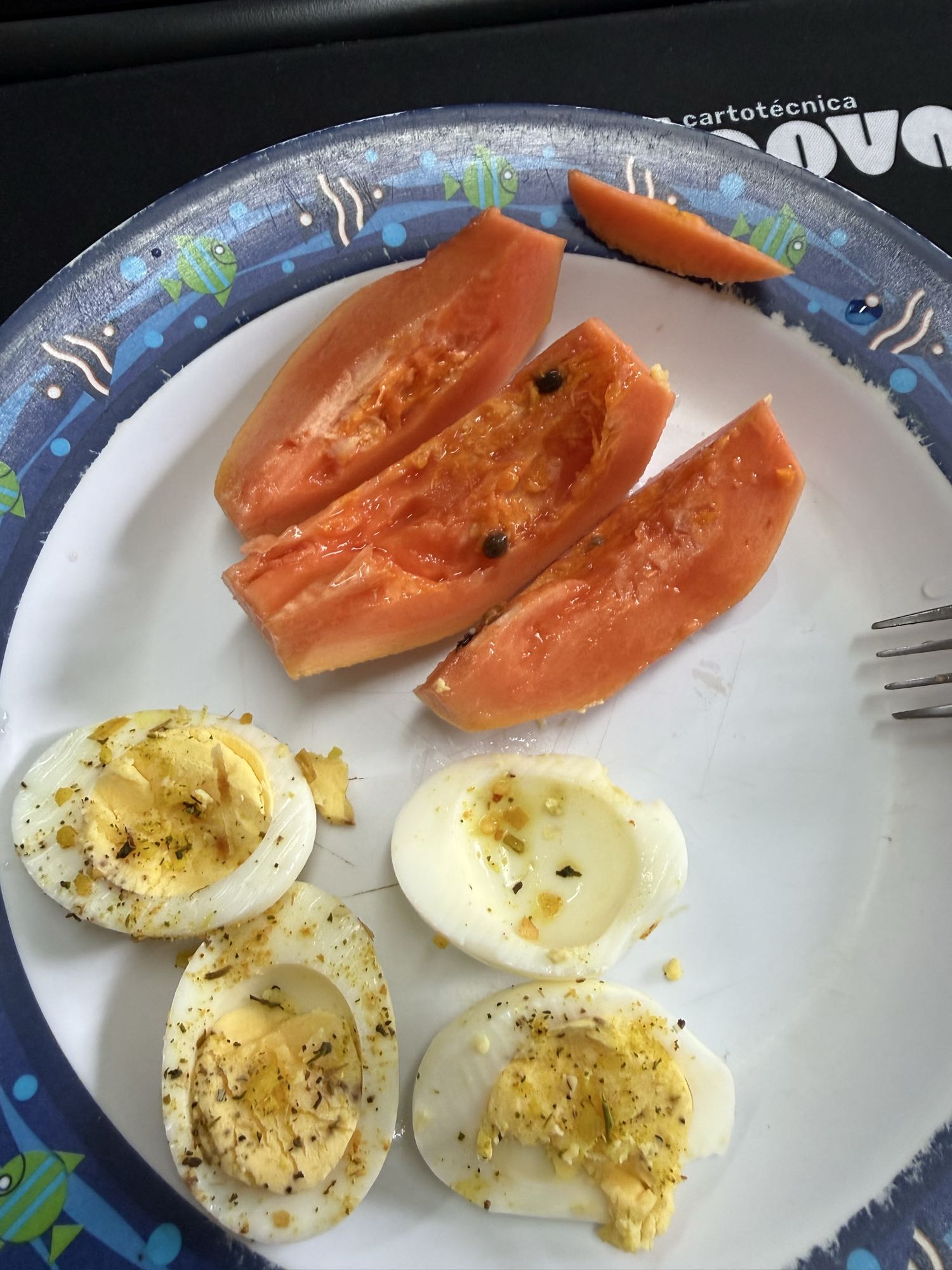 Ovos cozidos e mamão