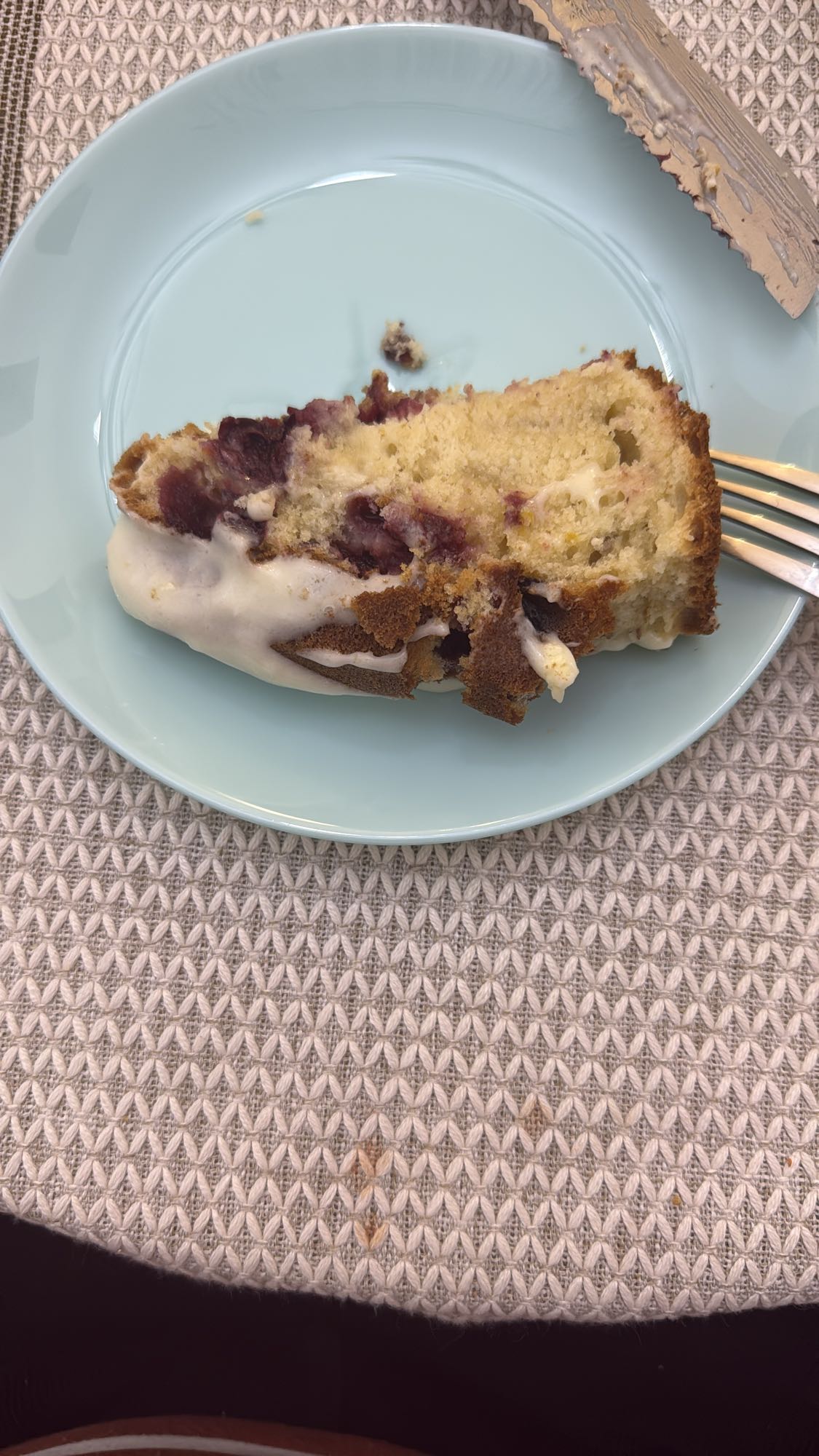 Кусок ягодного кекса