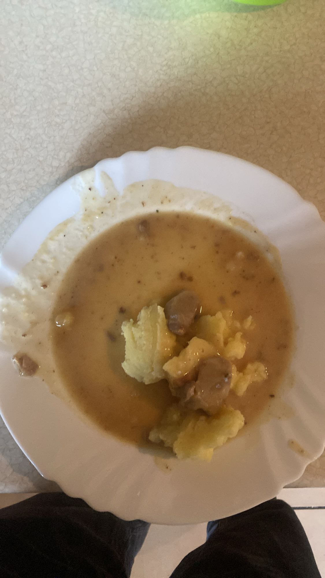ziemniaki z sosem i mięsem