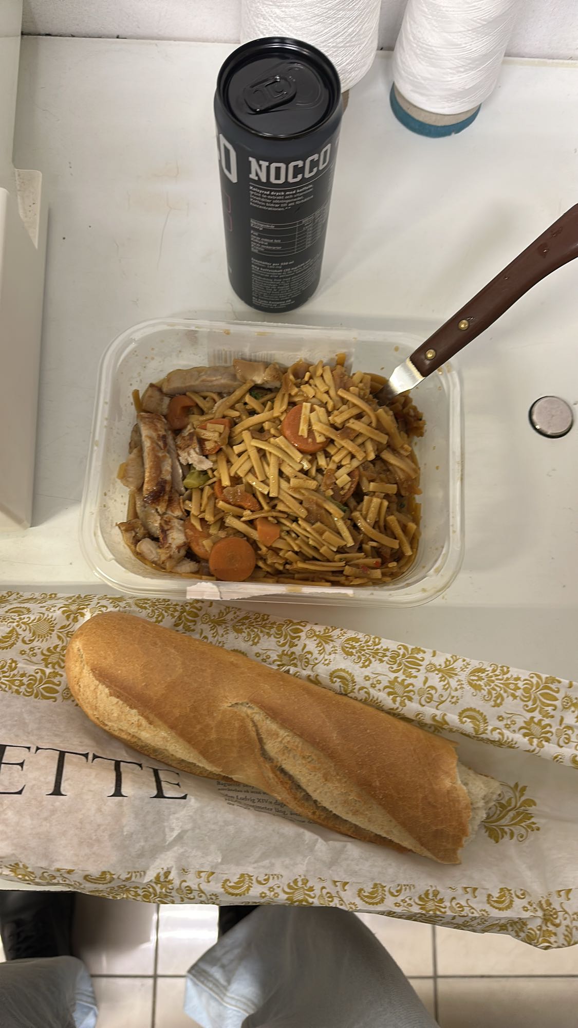 Kycklingnudlar med bröd