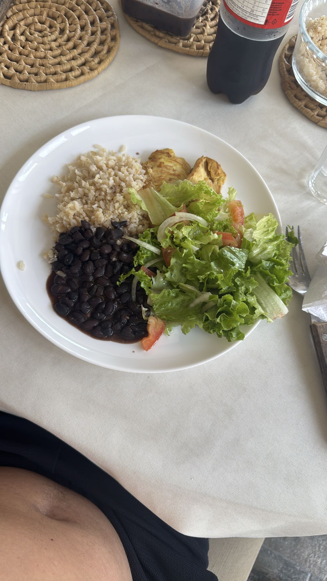 Arroz, feijão, frango e salada