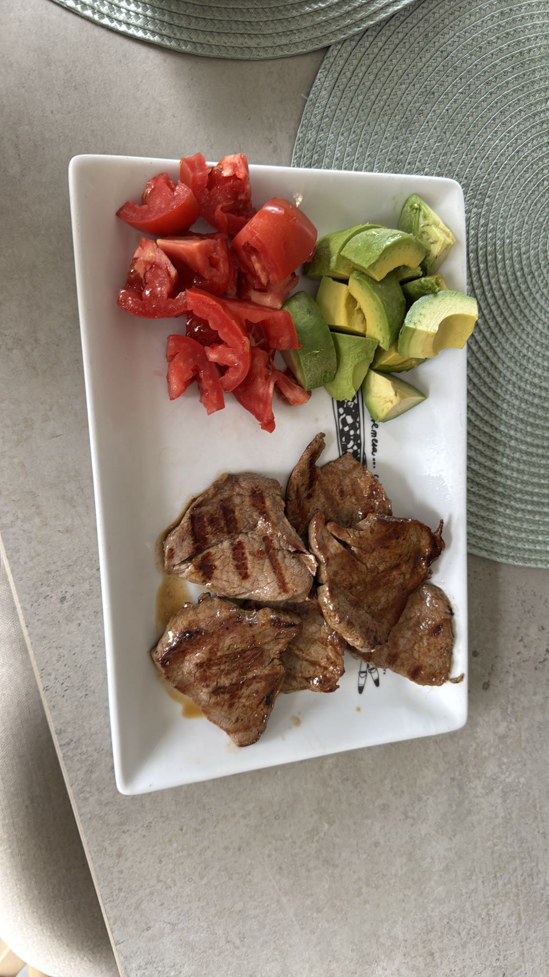 Carne con tomate y aguacate