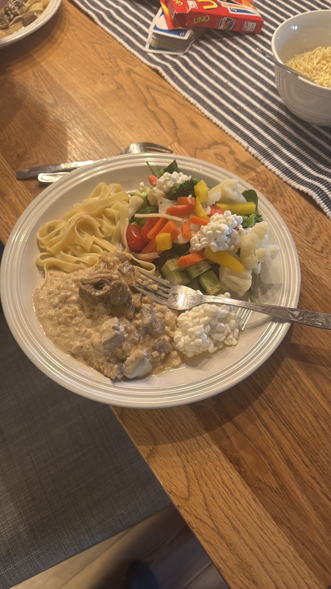 Pasta med gryta och sallad