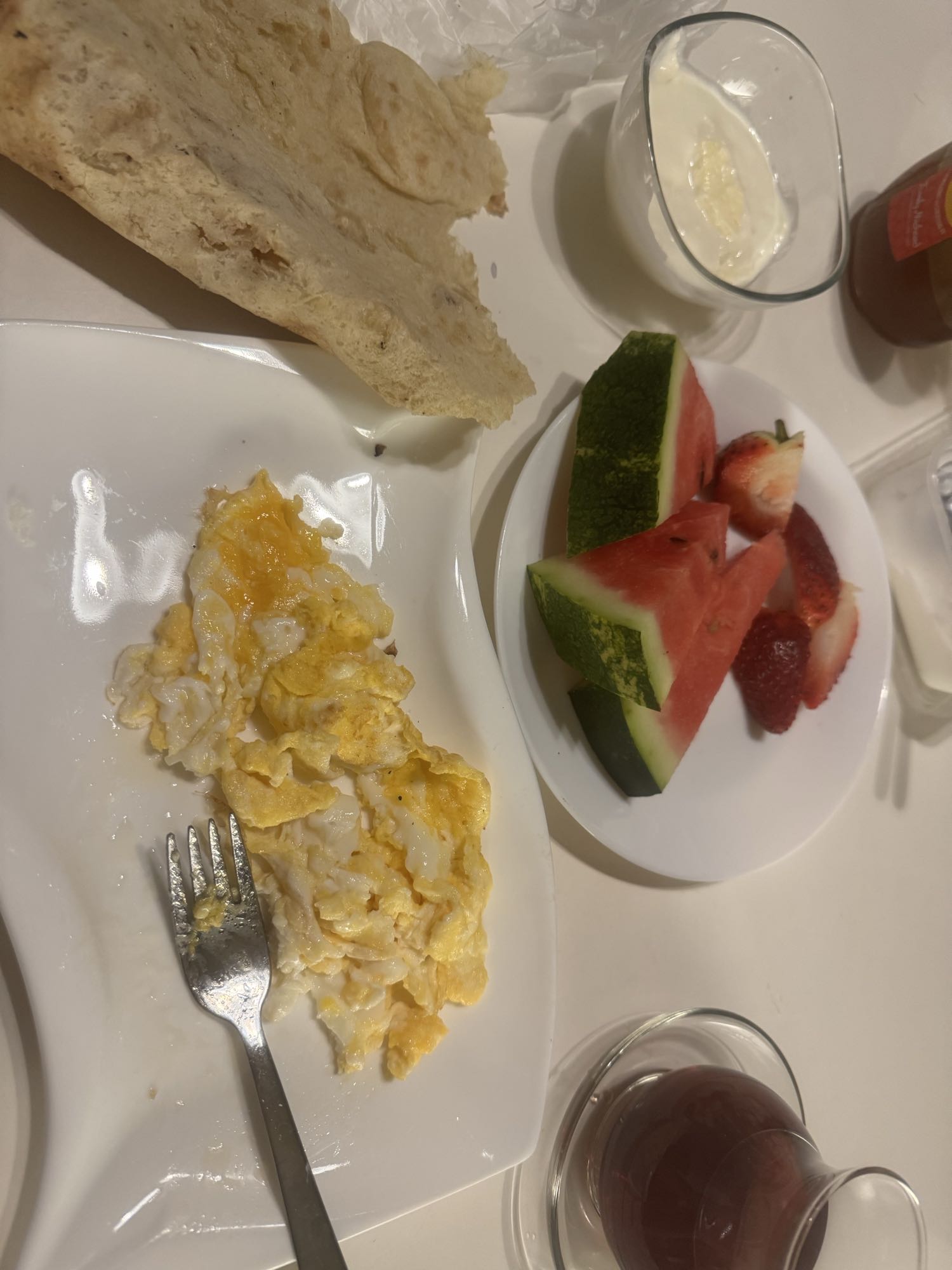 Frukost med ägg och frukt