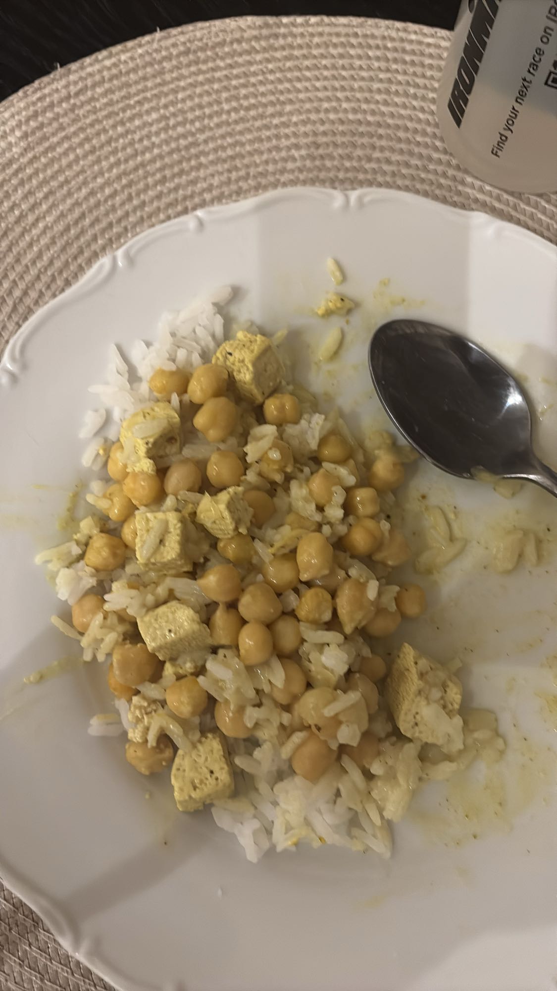 Ris med tofu och kikärtor