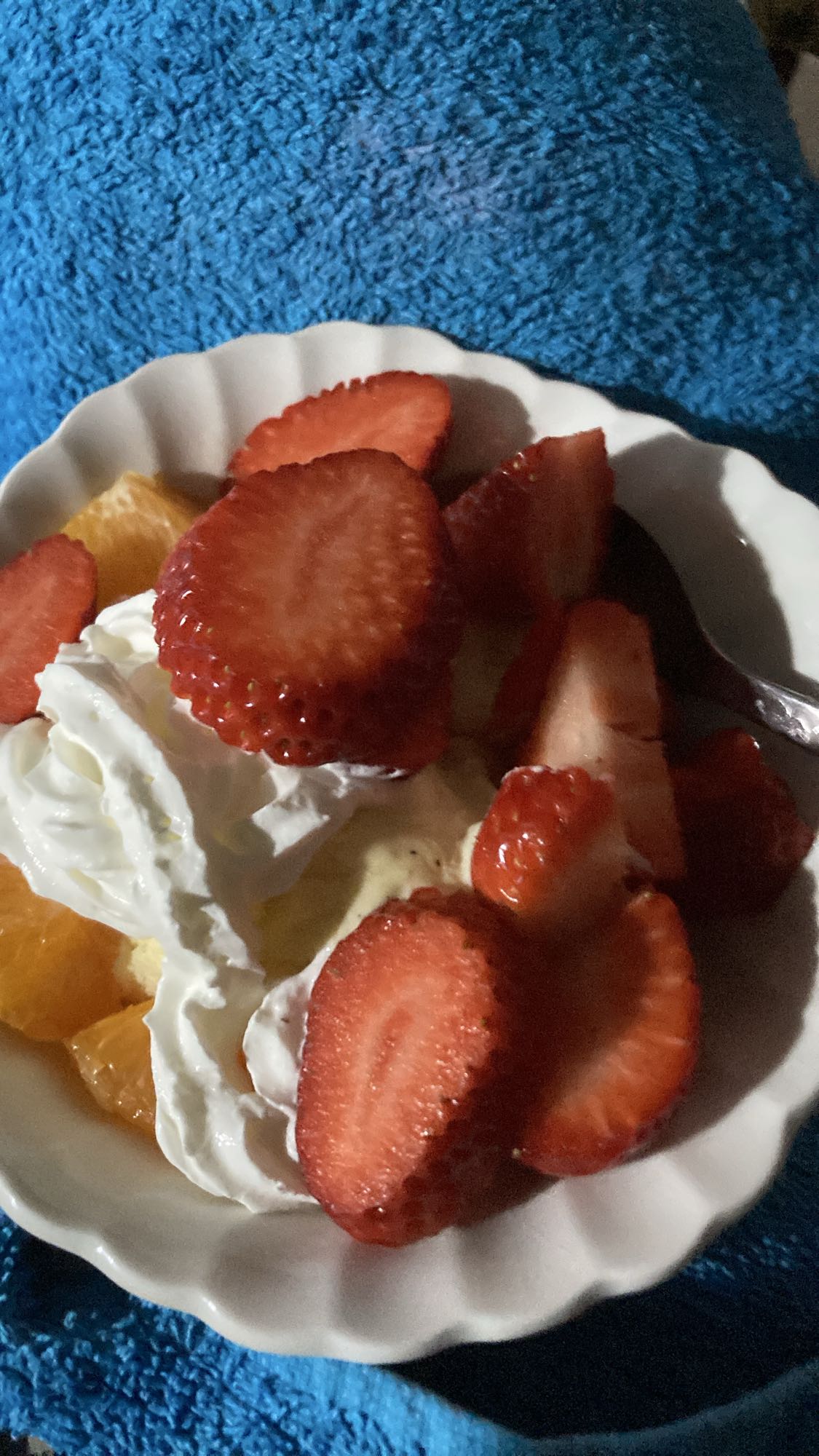 Jordgubbar med grädde och glass