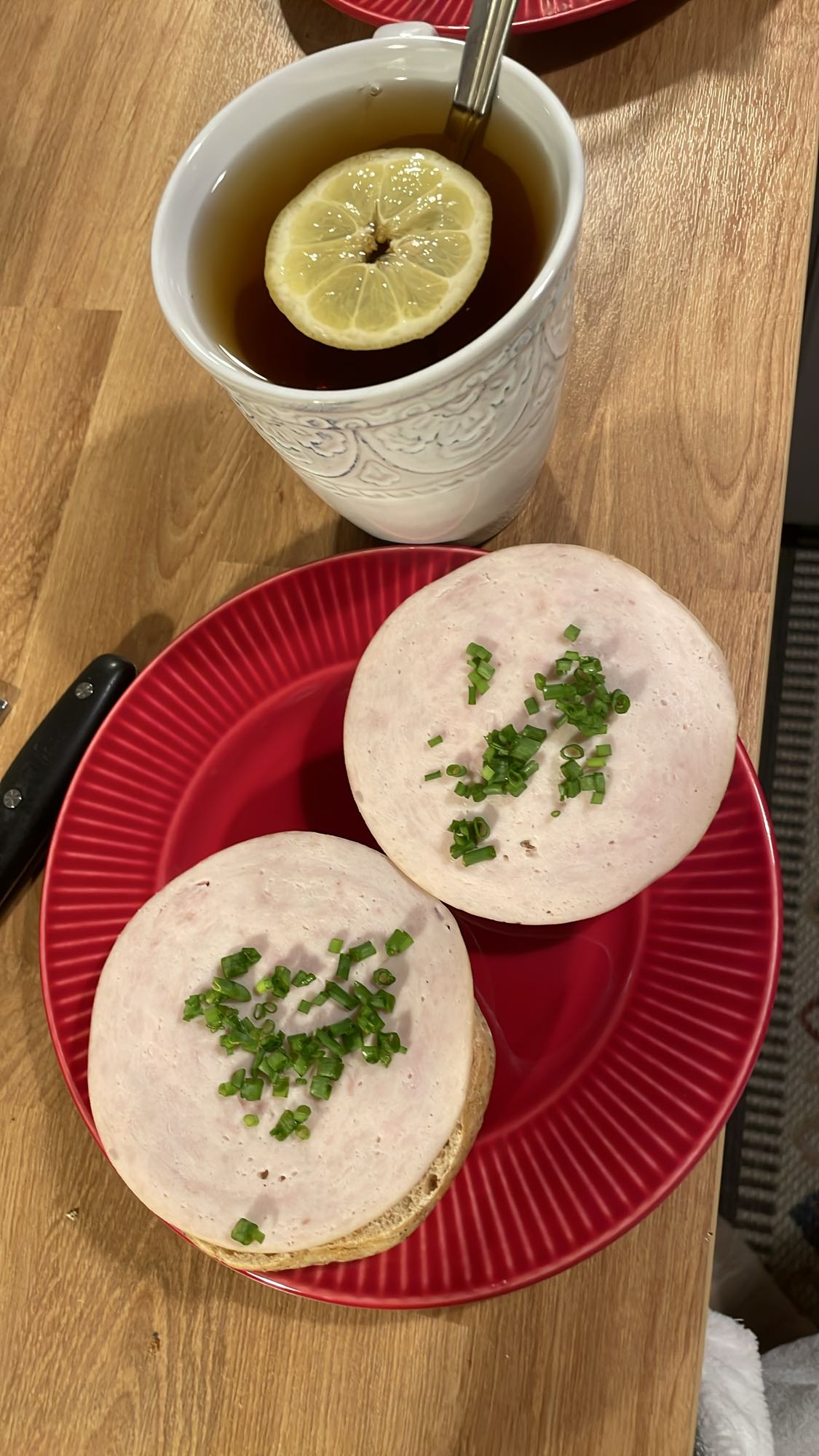 Bułka z szynką i szczypiorkiem, herbata