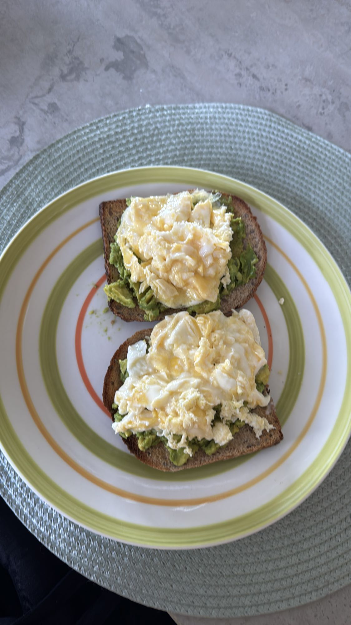 Tostadas con huevo y aguacate