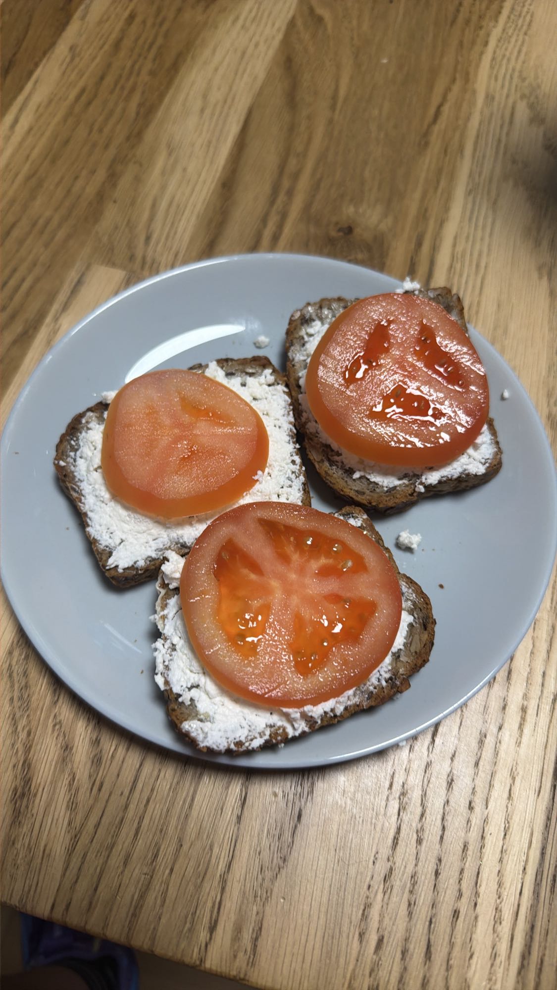 Kanapki z twarogiem i pomidorem