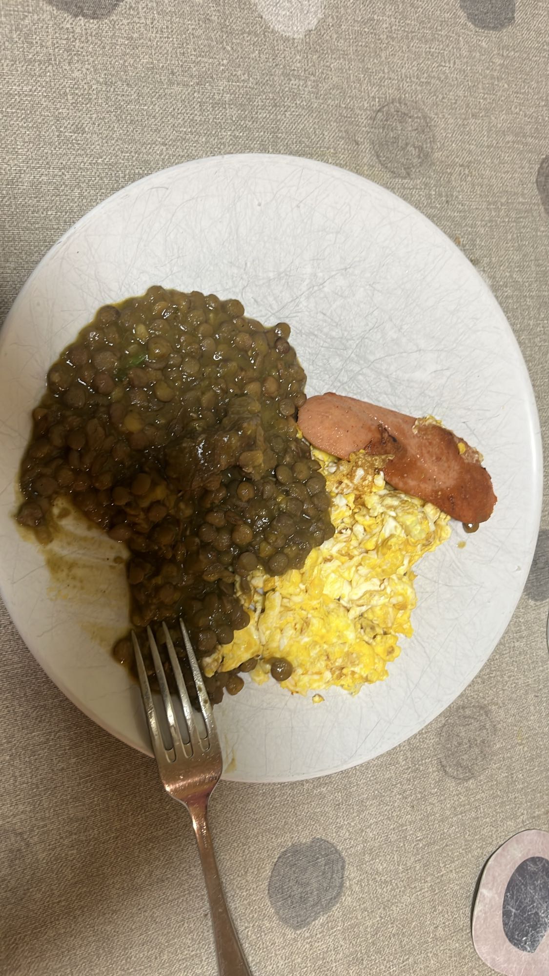 lentejas con huevo y salchicha