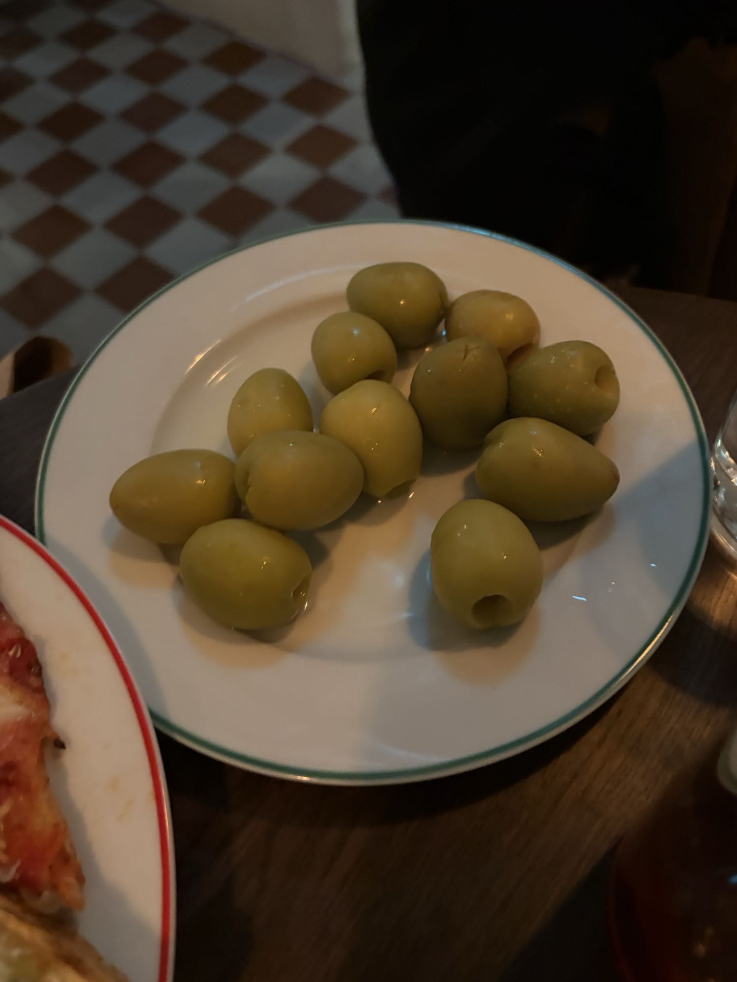 Gröna oliver på tallrik