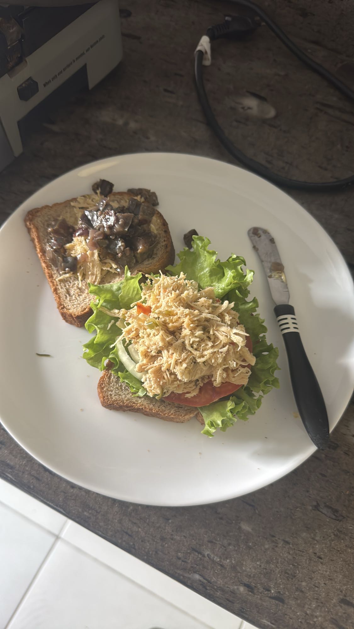 Sanduíche de frango desfiado