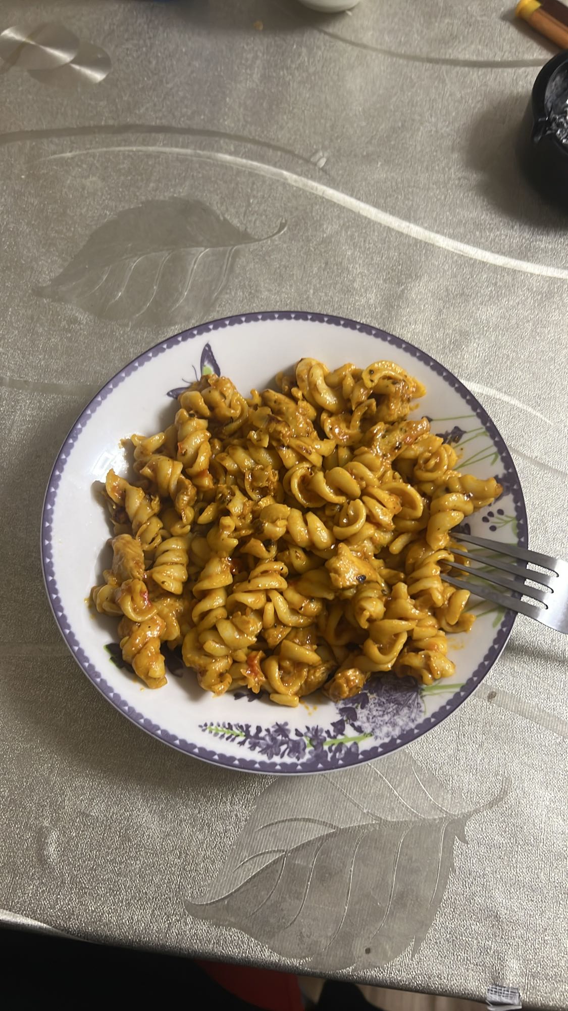 Paste cu pui și sos roșu