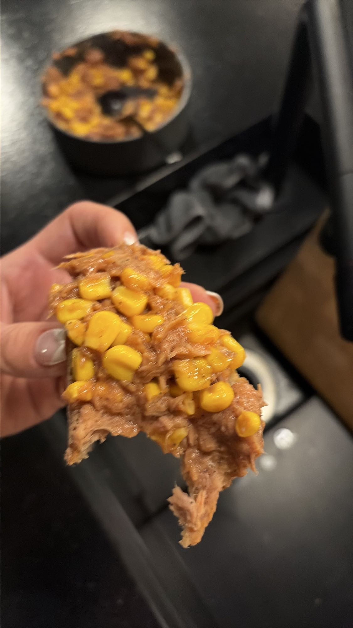 Tost z tuńczykiem i kukurydzą