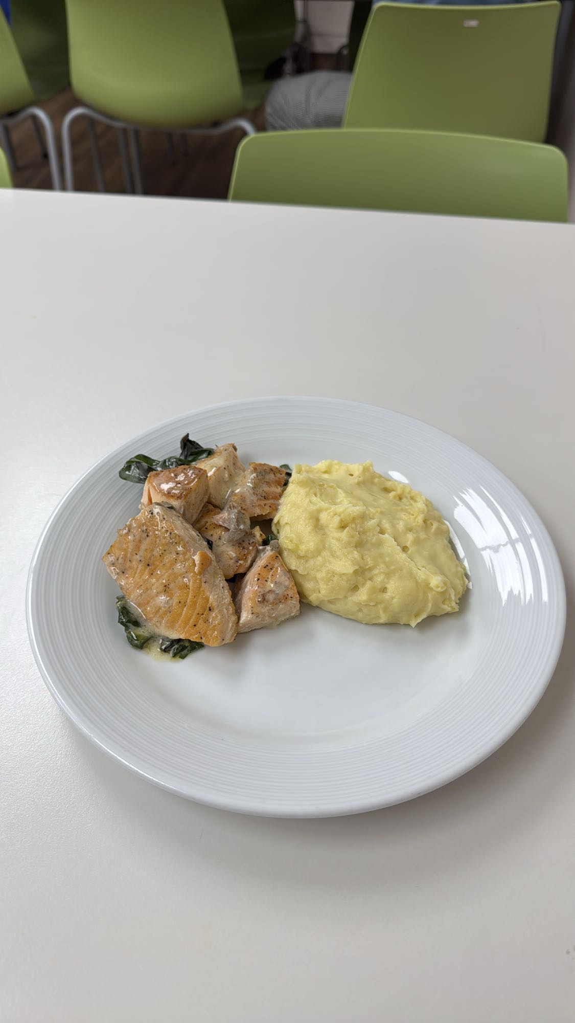 salmón con puré de patatas