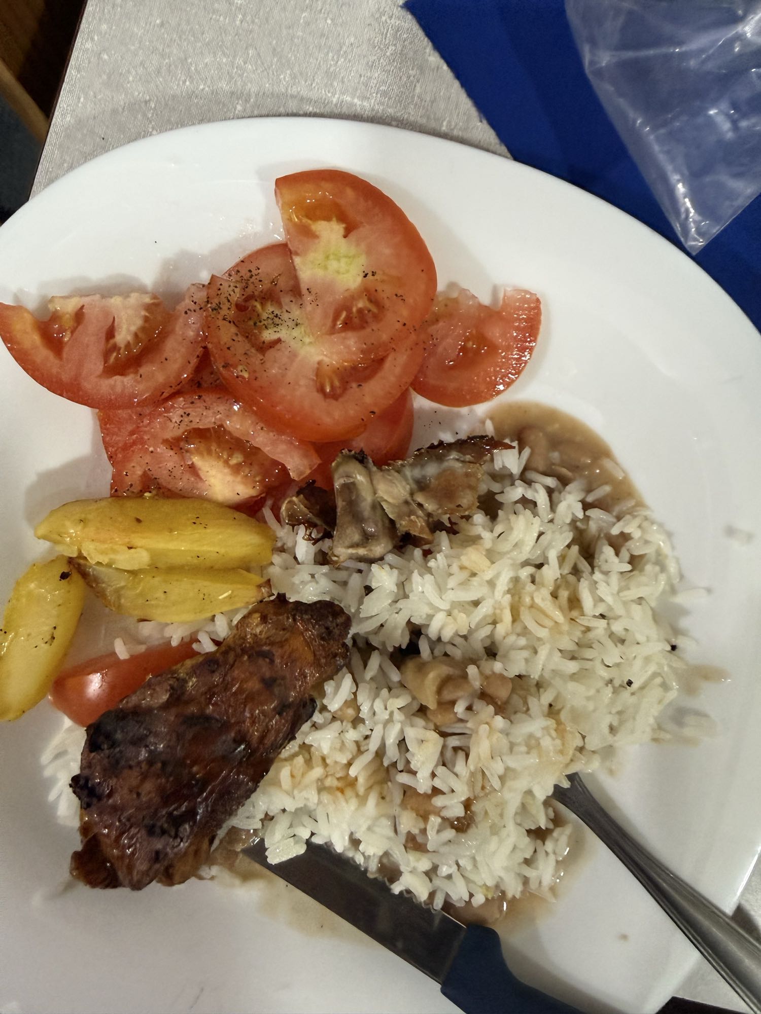 Arroz, frango, batata e tomate